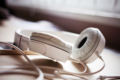 escuchar musica con volumen alto