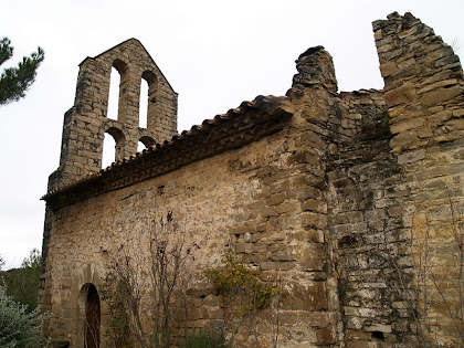 La façana de migdia de l'ermita de Sant Pere de Vallhonesta La façana de migdia de l'ermita de Sant Pere de Vallhonesta