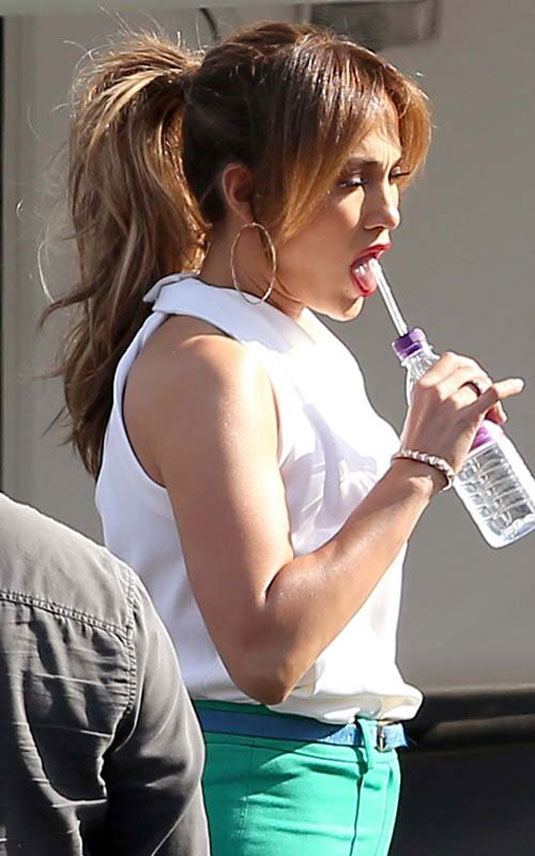Jennifer Lopes drinking some bottled water