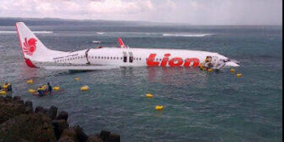 Gambar Pesawat Lion Air Jatuh di Laut Bali Gambar Pesawat Lion Air Jatuh di Laut Bali
