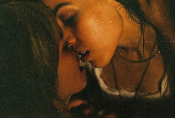 Matt Fry fotografia lésbicas beijando harvard house Jessie Hail e Keasha Mendez