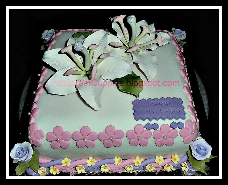 LILY FLOWER CAKE - FONDANT (7/10/2011)