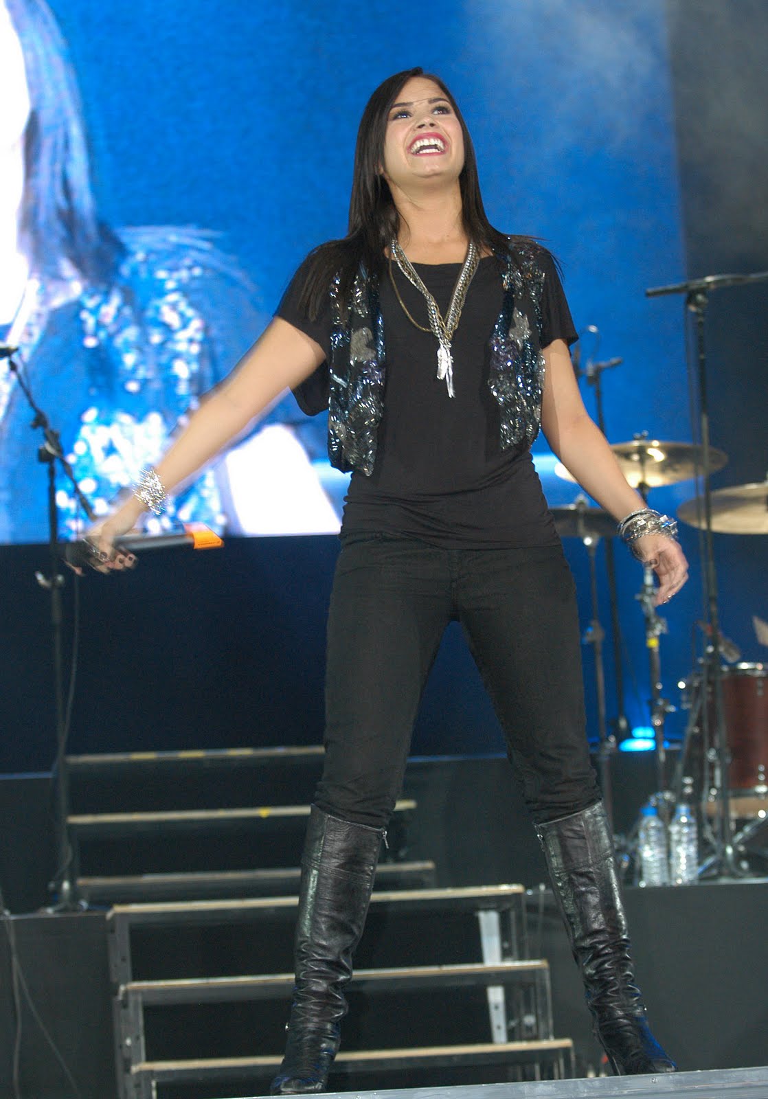 http://4.bp.blogspot.com/-ckxlqwD9-fI/TbavSK2Fw9I/AAAAAAAAI7s/WK31emF4DIU/s1600/94339-demi-lovato-performs-live-in-madrid-004-122-.jpg