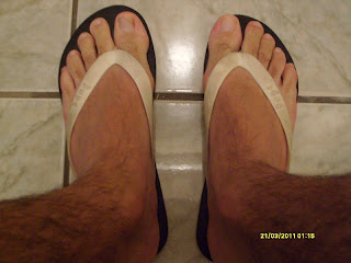 Homem de chinelo de dedo Havaianas