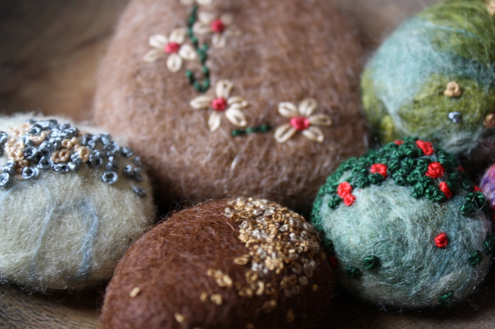 UMELECKY Felted Pebbles