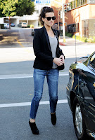 Kate Beckinsale getting her car keys