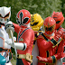 Power Rangers Super Megaforce - Capacetes e Gokai Silver no set de filmagens