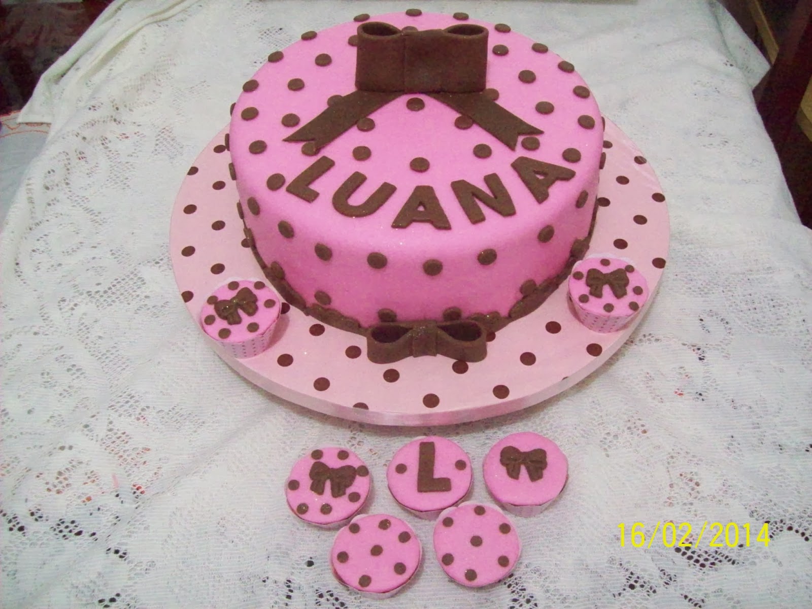 Nanda Bolos BOLO DECORADO DE PASTA AMERICANA ROSA E MARROM