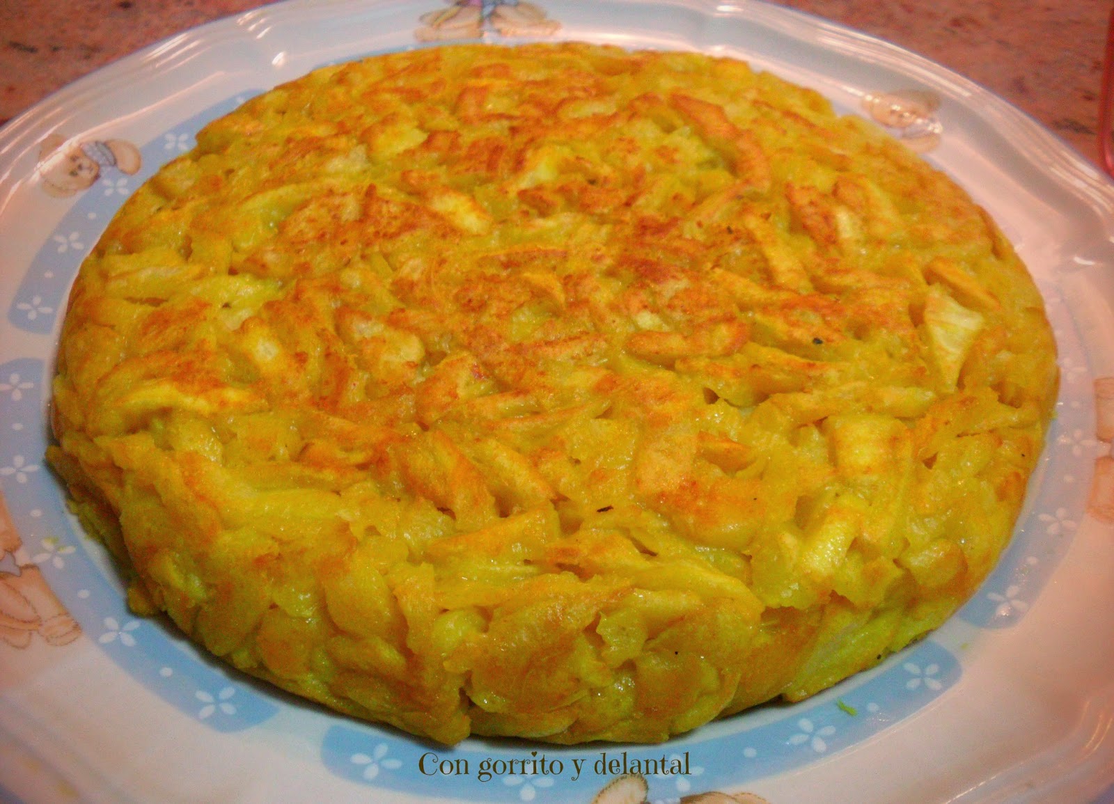 CON GORRITO Y DELANTAL Tortilla de patatas ¿sin huevo y sin patatas?