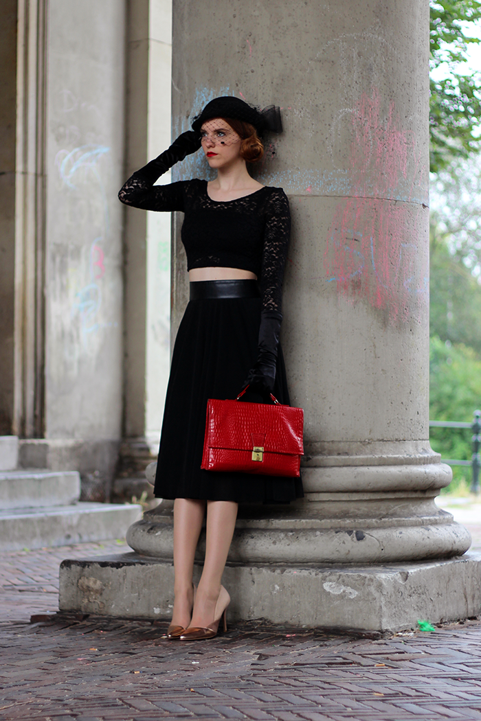 Vintage 40s fashion blogger outfit with a hat with veil, gloves, tulle midi skirt & lace
