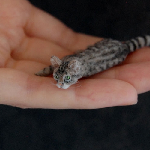 02-Cat-ReveMiniatures-Miniature-Animal-Sculptures-that-fit-on-your-Hand-www-designstack-co