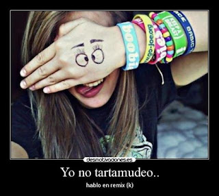 niña con mano pintada con ojos y boca delante de su cara yo no tartamudeo, hablo en remix