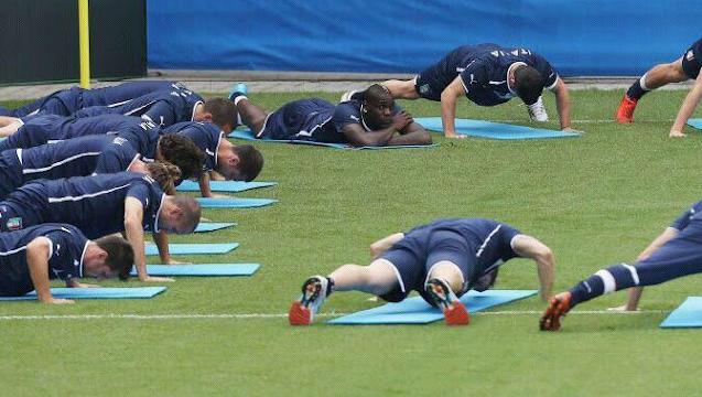 Balotelli+training+flessioni+exercise+It