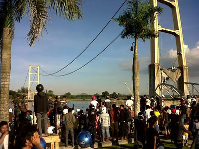 Jembatan Mahakam Runtuh