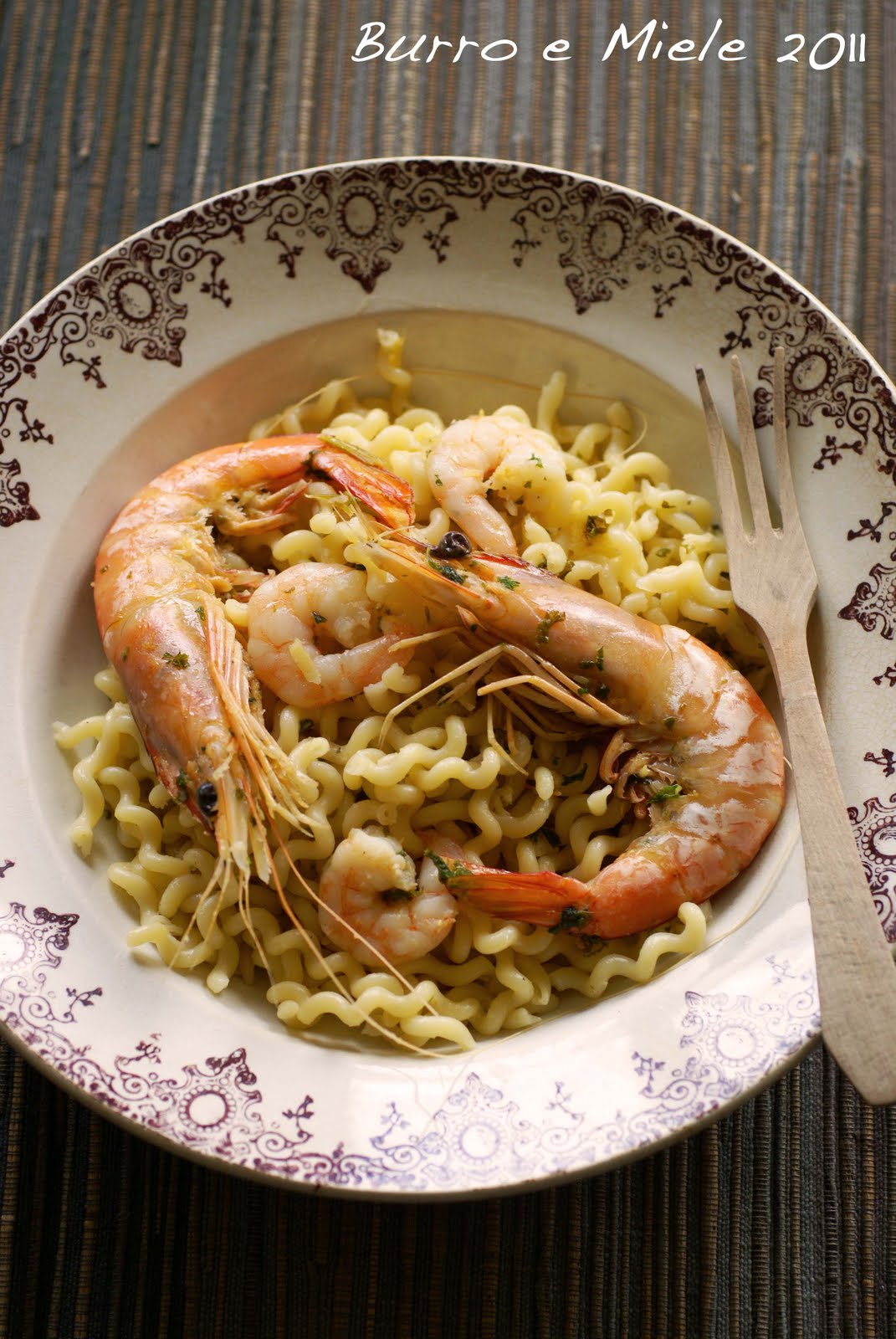 Fusilli lunghi al limone e mazzancolle, e la città magica della sirena da Burro e Miele su