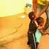 فيديو رائع لطفل افريقي يدافع عن عائلته 