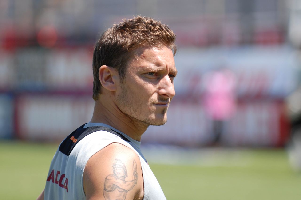 http://4.bp.blogspot.com/-cw4lpKb7B-o/TawoI8xYe6I/AAAAAAAAAac/4zDKHAfxozg/s1600/Francesco_Totti%2B2.jpg