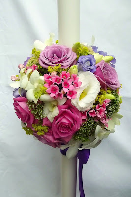 Lumanare botez/nunta, rotunda, flowers garden, colorata, lisianthus mov, lisianthus alb, orhidee dendrobium alb, trandafiri mov, trandafiri roz, hortensie roz, trachelium, alchemilla, bouvardia roz