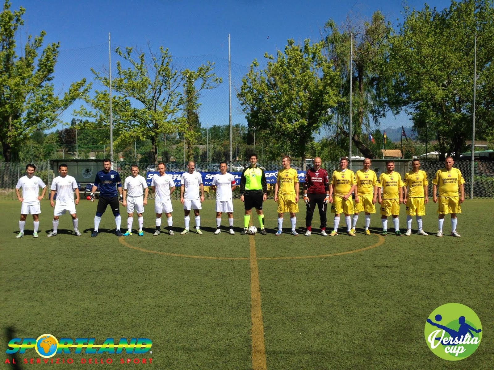 Schierati in campo prima del calcio di inizio