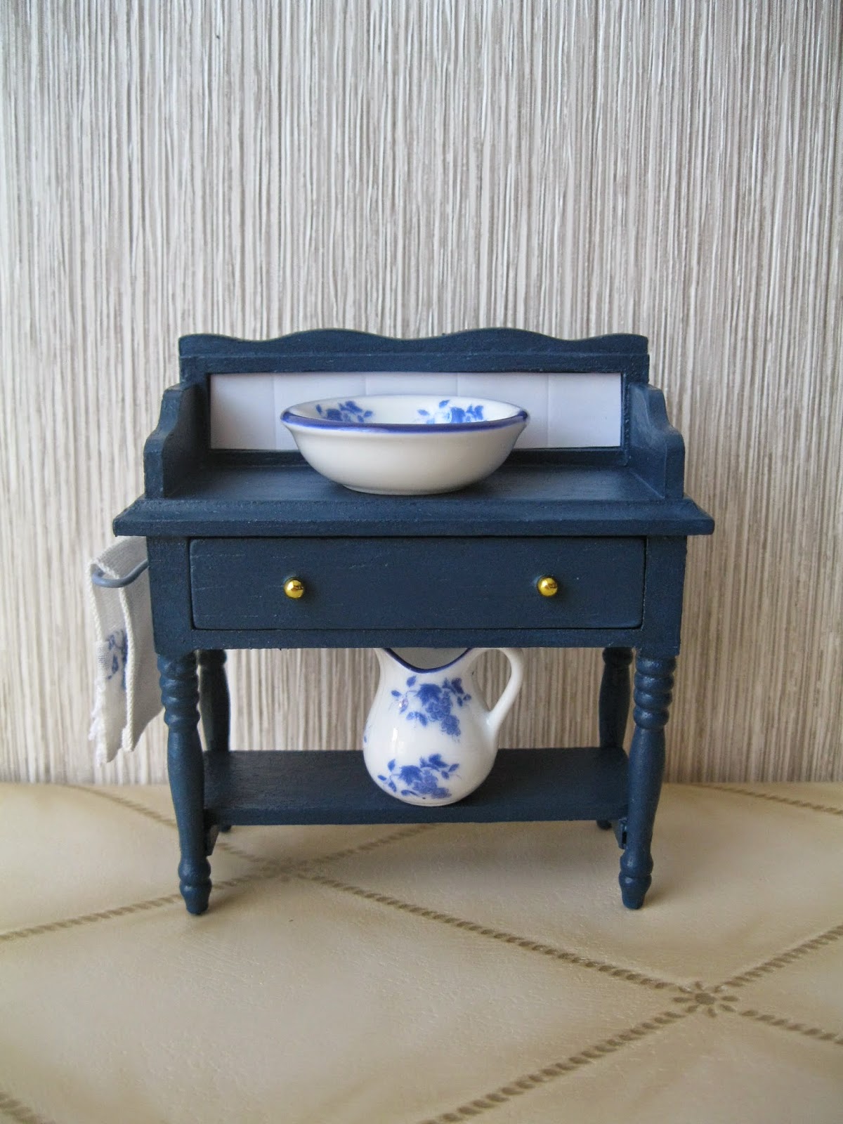 MI MUNDO EN MINIATURA: UN MUEBLE PARA EL BAÑO...