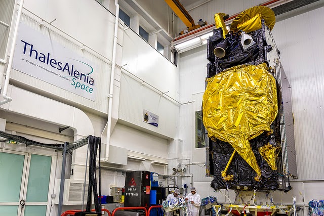 La construction du satellite EUTELSAT 8 West B franchit la dernière étape...