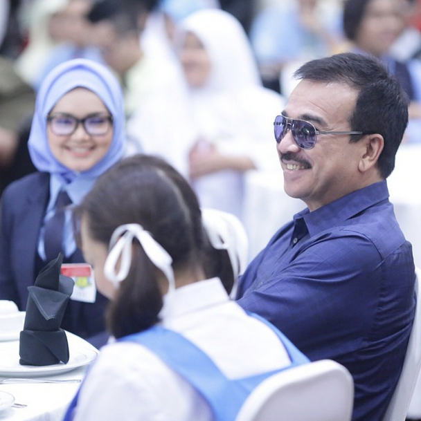 Gambar Datuk Siti Comel dengan Pakaian Pengawas Gambar Datuk Siti Comel dengan Pakaian Pengawas