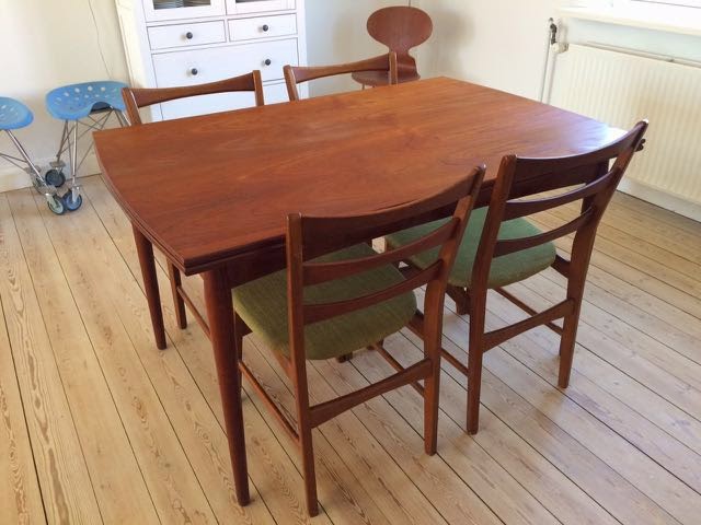 Retro furniture: teak spisebord med hollandsk udtræk
