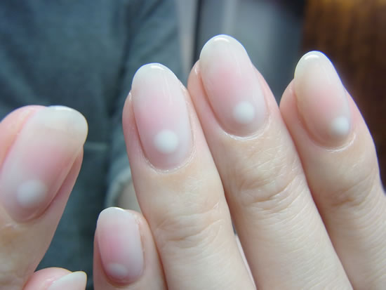 ベッキーネイルみたいですが、そうではありません。春のうさぎネイルでございます。お客様がお持ち下さった画像からお作りさせていただきました。