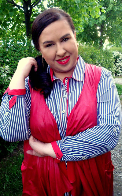 ladyinred5.jpg