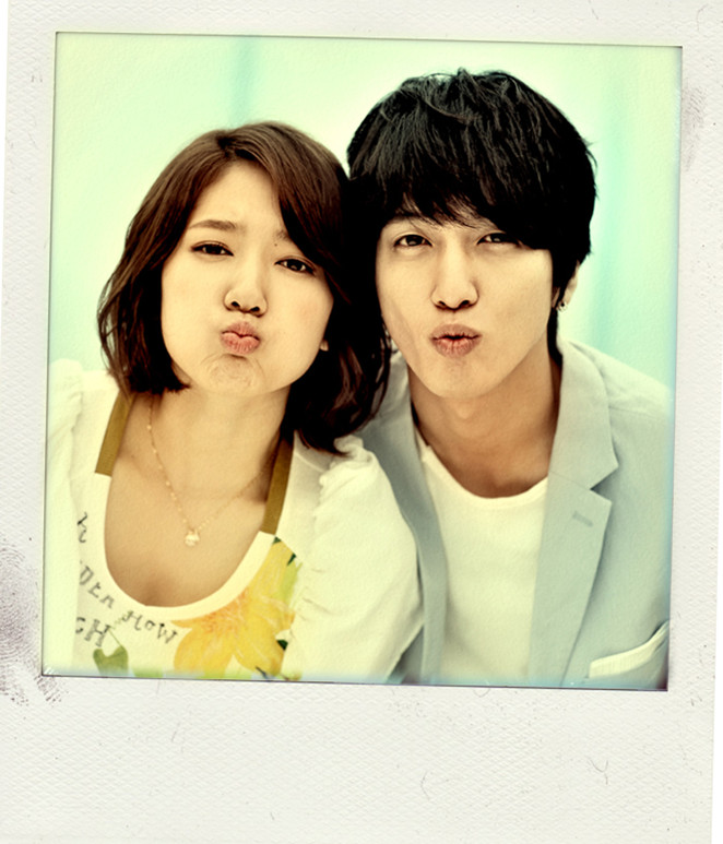 NEWS Park Shin Hye & Jung Yonghwa's cute couple photos revealed.