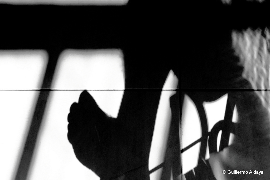 At the hands of the shadow (II), by Guillermo Aldaya / PhotoConversa