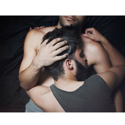 Бородатый мужик и телка ведут трансляцию своего секса в онлайн