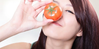Menghilangkan Jerawat dengan Tomat Menghilangkan Jerawat dengan Tomat
