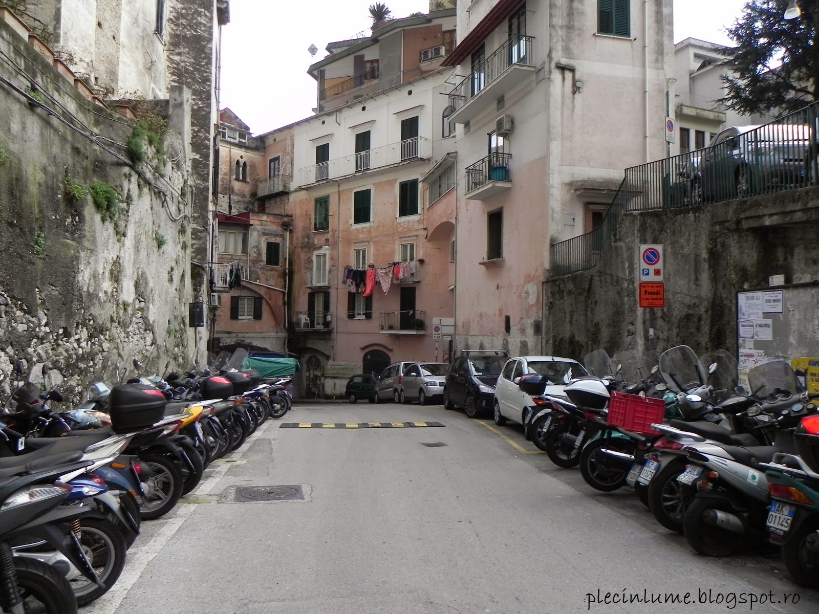 Scutere parcate in Amalfi Scutere parcate in Amalfi