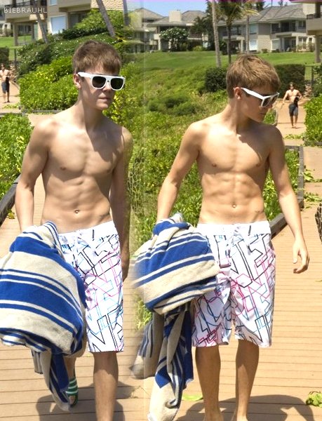justin bieber and selena gomez beach hawaii. PHOTOS: Justin Bieber displays