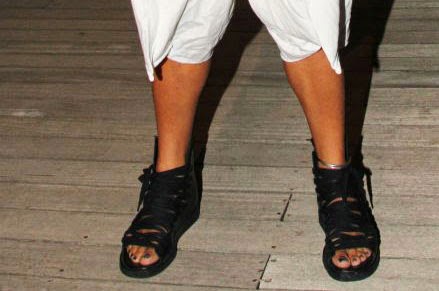 ΓΙΩΡΓΟΣ ΜΑΖΩΝΑΚΗΣ Με βαμμένα νύχια, φούστα και κολάν - έλεος mazonakis bammena nuxia