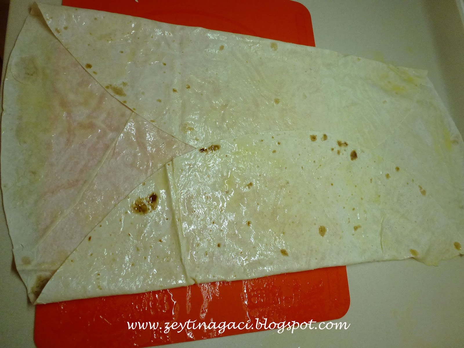 Zeytinağacı: Bohça Böreği Nasıl Yapılır? Fotoğraflarla Bohça Böreği