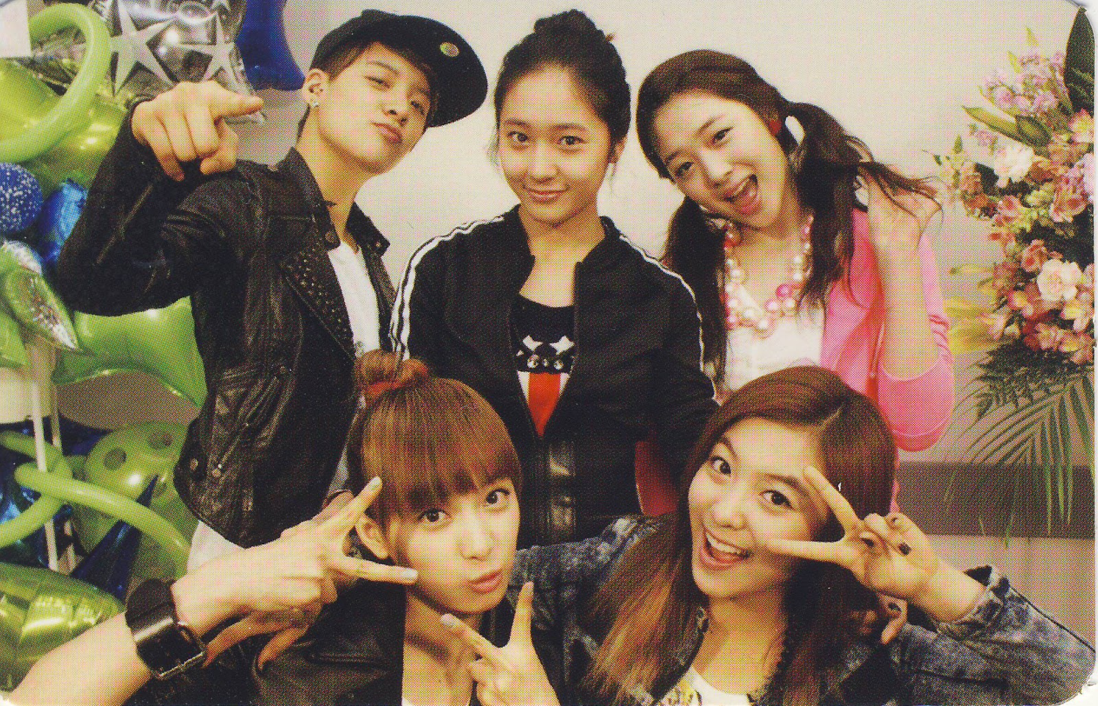 kpop scans: f(x) nu abo groupcard + autographs