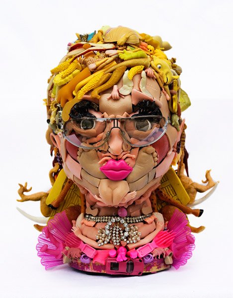 Freya Jobbins esculturas de bonecos reciclados plástico brinquedos Freya Jobbins esculturas de bonecos reciclados plástico brinquedos