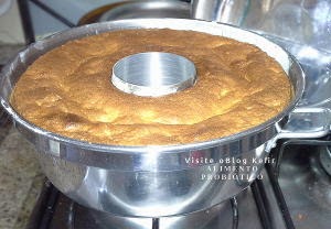 Bolo de laranja assado na boca do fogão Bolo de laranja assado na boca do fogão