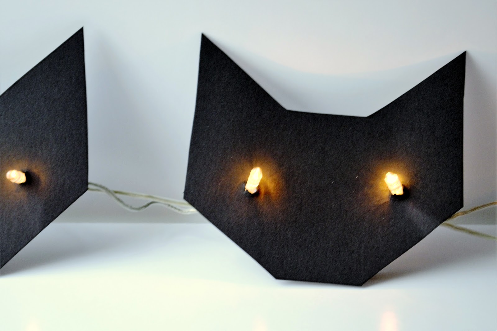 nostalgiecat: Easy Halloween DIY: Cat eyes string light