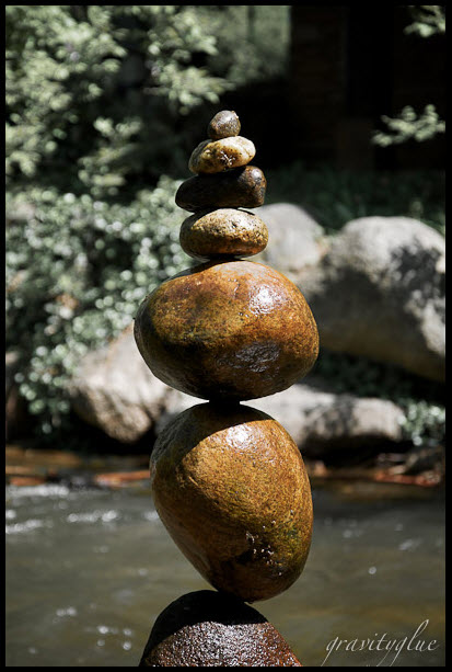 Gravity Glue: Hermosa galería de rocas colocadas verticalmente, pegadas únicamente por la gravedad.