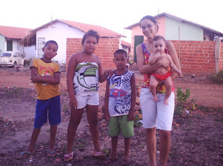 Rivalda e Deborah com Algumas Crianças do Jacinta Andrade