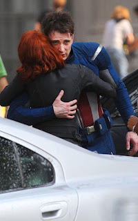 (m/libre) CHRIS EVANS Black+widow+and+love+hug+kiss+captain+america+scarlett+chris+official+the+avenegers+2012+movie+poster+marvel+behind+the+scenes