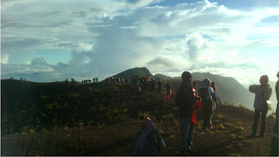 Ribuan Pendaki Memilih Rayakan TMD di Puncak Gunung Tambora