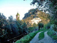 El camí segueix per la vessant ponentina del Castell d'Orís fins al nucli de Sant Genís d'Orís El camí segueix per la vessant ponentina del Castell d'Orís fins al nucli de Sant Genís d'Orís