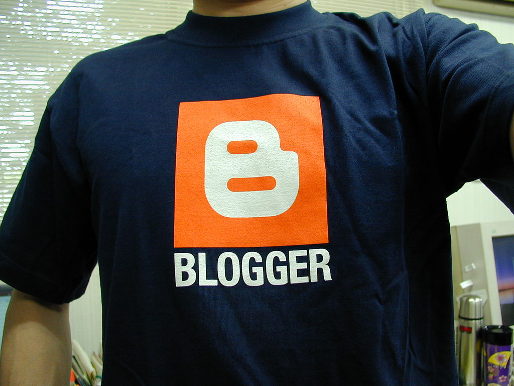 Футболка с надписью Blogger