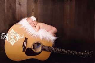 Gambar bayi lucu tidur pulas di atas gitar Gambar bayi lucu tidur pulas di atas gitar