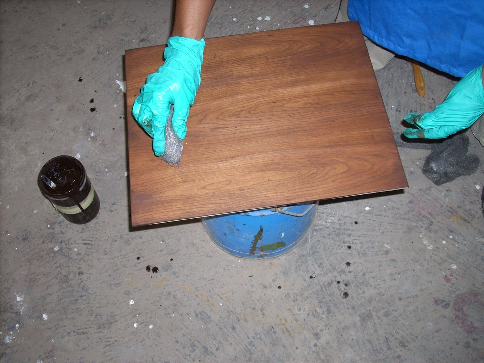 Glaze is poured into the surface, wipe and brushed evenly, and highlighted