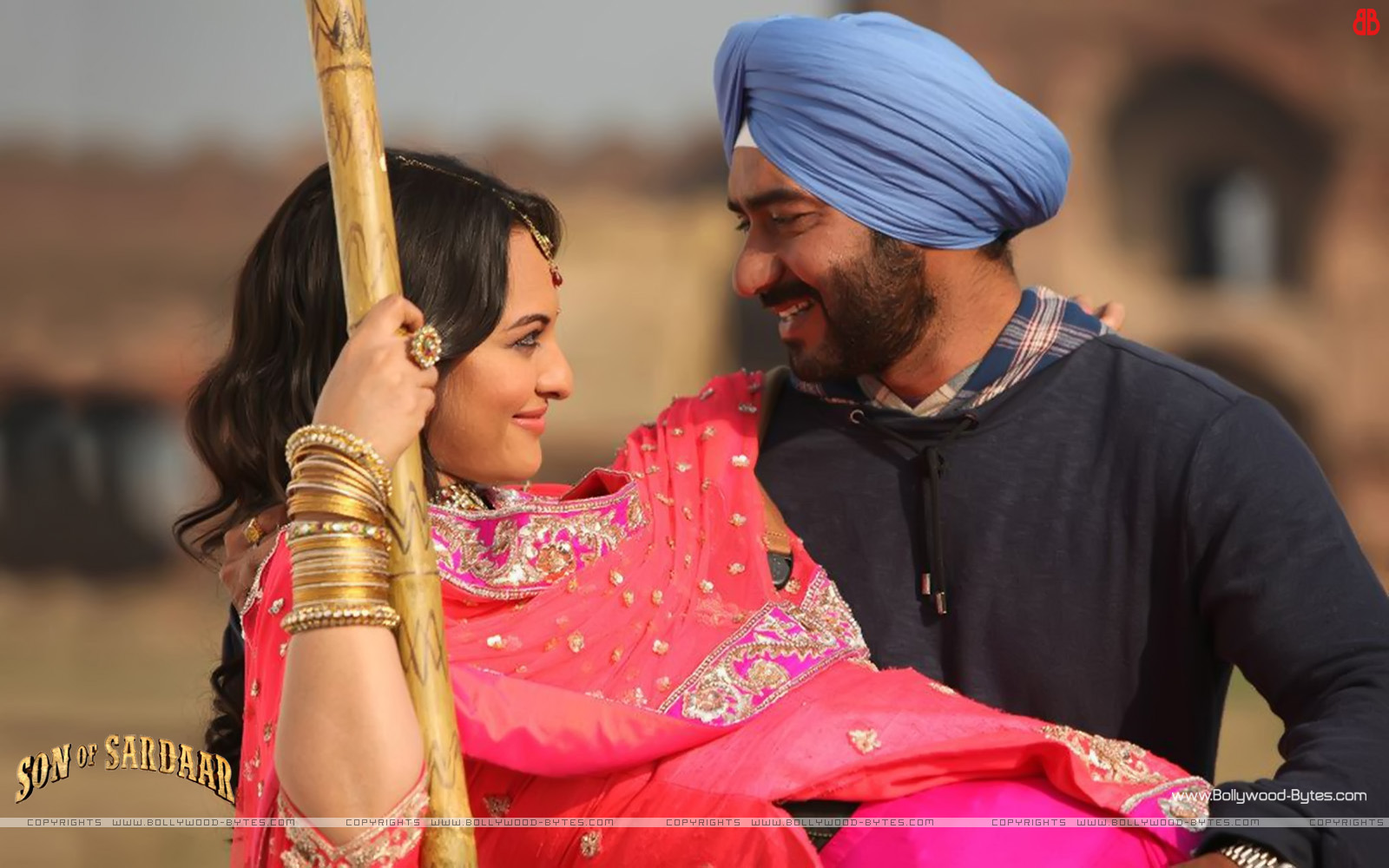 http://4.bp.blogspot.com/-dHproOU-QvE/UJy6QdkCEKI/AAAAAAAATa0/TX8a5ZgjSf4/s1600/Son-Of-Sardaar-%2BAjay-Devgn-Hot-Sonakshi-Sinha-HD-Wallpaper-28.jpg